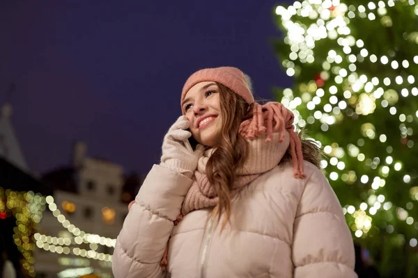 Szczęśliwa kobieta nazywając na smartphone na Boże Narodzenie — Zdjęcie stockowe