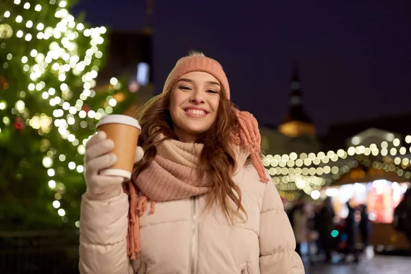 Heureuse jeune femme avec café au marché de Noël — Photo