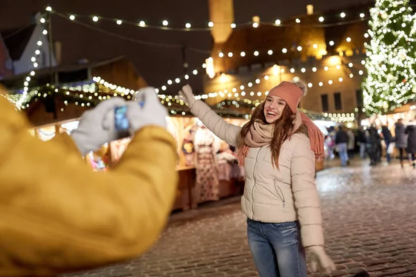 Femme heureuse posant pour smartphone à Noël — Photo