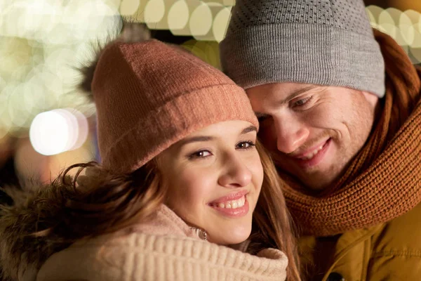 Закрыть глаза на счастливую пару в зимней одежде — стоковое фото