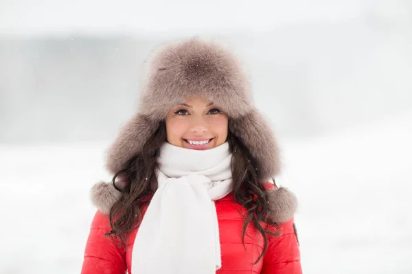 Heureuse femme souriante en chapeau de fourrure d'hiver à l'extérieur — Photo