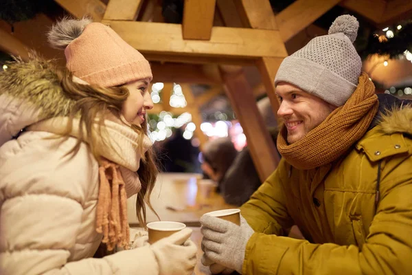 Felice giovane coppia con caffè al mercatino di Natale Immagine Stock