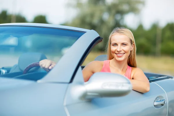 Felice giovane donna guida auto convertibile — Foto Stock