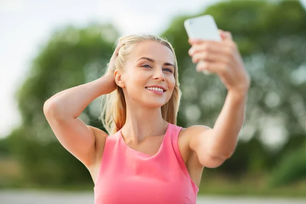 Felice donna prendendo selfie con smartphone all'aperto — Foto Stock