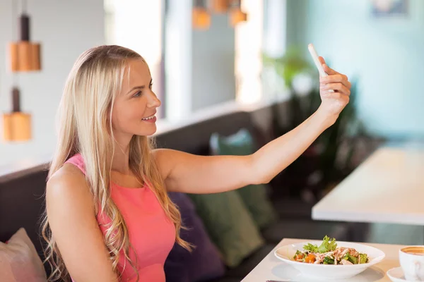 レストランで selfie を取ってスマート フォンを持つ女性 — ストック写真