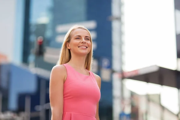 Feliz sorrindo jovem mulher na rua da cidade — Fotografia de Stock