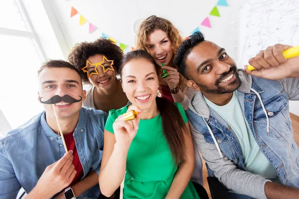 Amici felici o di squadra divertirsi alla festa in ufficio — Foto Stock