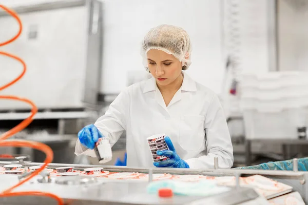 Woman working at ice cream factory conveyor — Stock Photo, Image