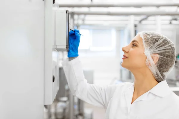 Computadora de programación de mujer en fábrica de helados — Foto de Stock