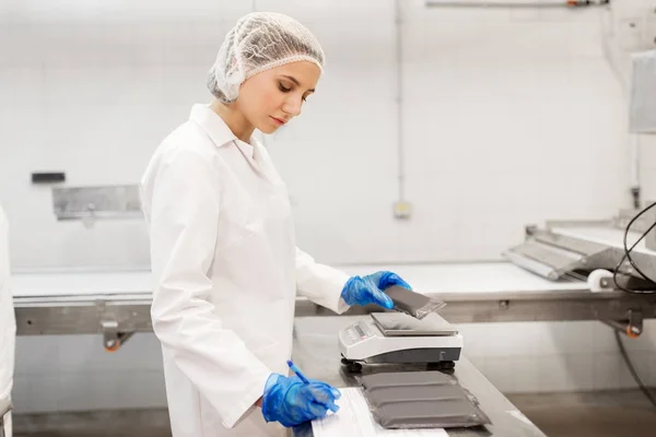 Mujer que trabaja en la fábrica de helados — Foto de Stock