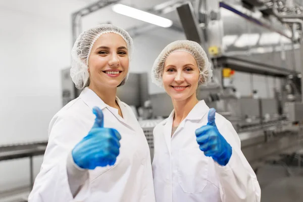 Счастливые женщины-технологи на фабрике мороженого — стоковое фото