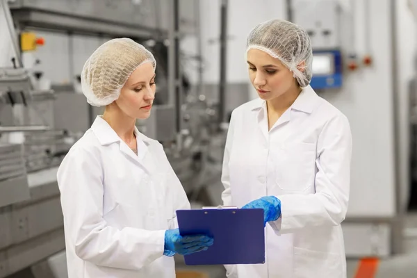 Mujeres tecnólogos en la fábrica de helados — Foto de Stock