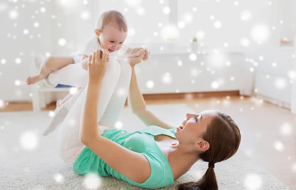 Gelukkig moeder spelen met baby thuis — Stockfoto