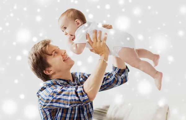 Feliz jovem pai brincando com o bebê em casa — Fotografia de Stock