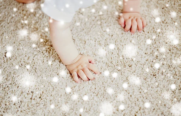 Hands of baby crawling on floor or carpet — Stock Photo, Image