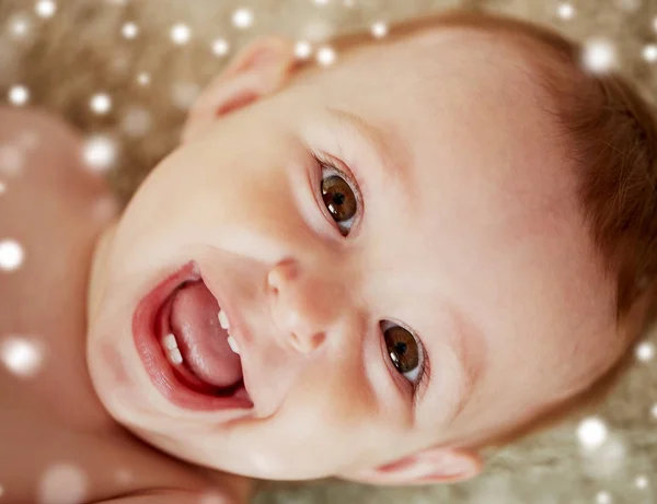 Κοντινό πλάνο του χαρούμενος λίγο μωρό αγόρι ή κορίτσι πρόσωπο — Φωτογραφία Αρχείου