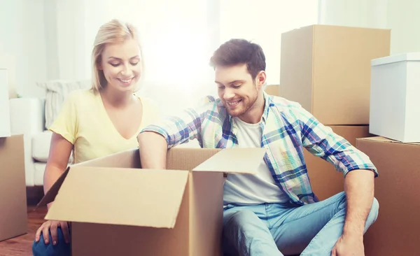 Sorrindo casal com grandes caixas se movendo para nova casa — Fotografia de Stock
