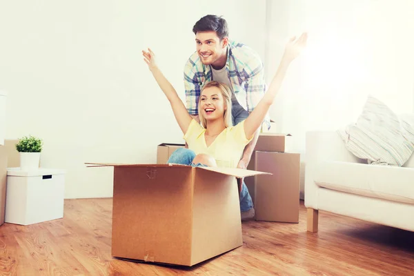 Couple heureux s'amuser avec des boîtes à la nouvelle maison — Photo