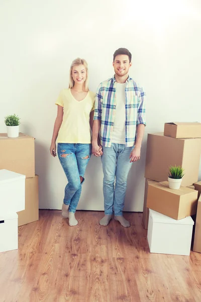 Sonriente pareja con grandes cajas moviéndose a nuevo hogar —  Fotos de Stock