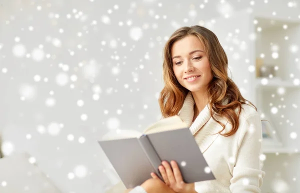 Feliz joven leyendo libro en casa —  Fotos de Stock