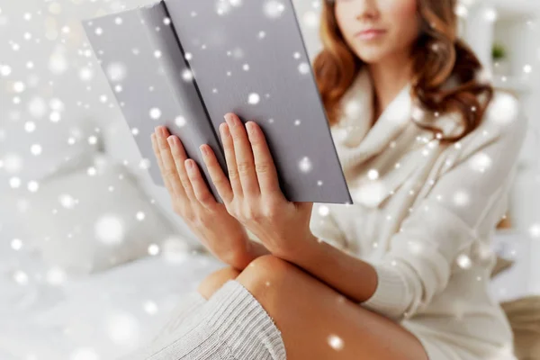 Close up de jovem mulher lendo livro em casa — Fotografia de Stock