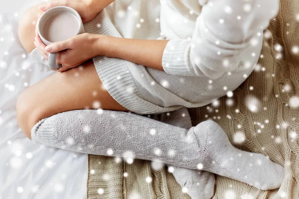 Крупным планом женщина с какао чашки в постели у себя дома — стоковое фото