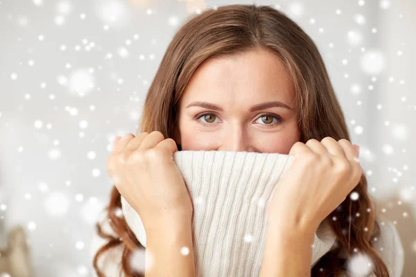 Jonge vrouw of tiener meisje trekken pullover kraag — Stockfoto