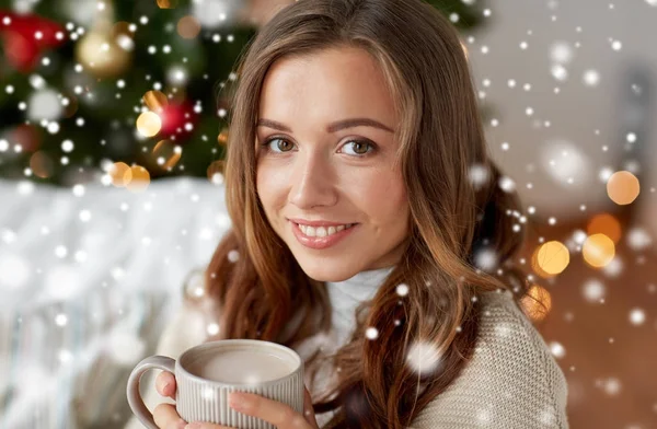 Mulher feliz bebendo cacau em casa para o Natal — Fotografia de Stock