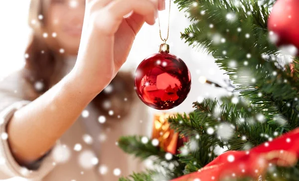 Primer plano de la mano de la mujer que adorna el árbol de Navidad —  Fotos de Stock