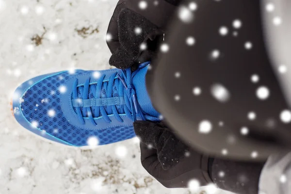 Bliska człowieka wiązanie Sznurowadło buta w zimie na zewnątrz — Zdjęcie stockowe