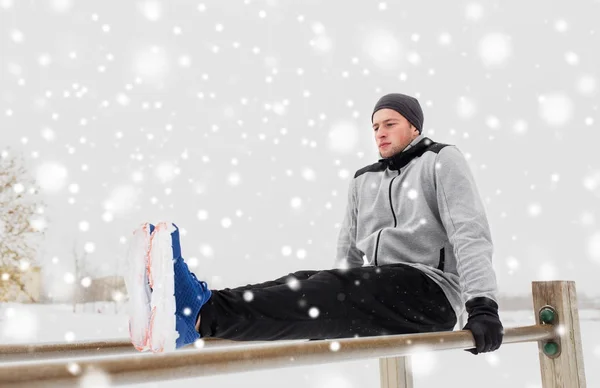 Νεαρός άνδρας άσκηση σε Δίζυγο το χειμώνα — Φωτογραφία Αρχείου