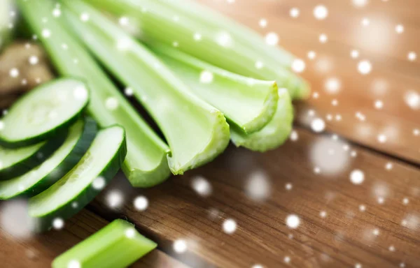 Close up van Selderij stengels en gesneden komkommer — Stockfoto