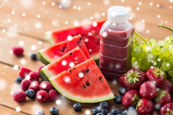 Fles met fruitbomen en bessen sap of smoothie — Stockfoto