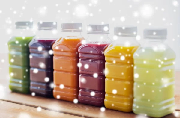Flaschen mit verschiedenen Obst- oder Gemüsesäften — Stockfoto