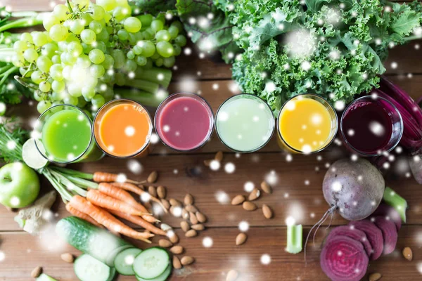 Gläser mit verschiedenen Obst- oder Gemüsesäften — Stockfoto