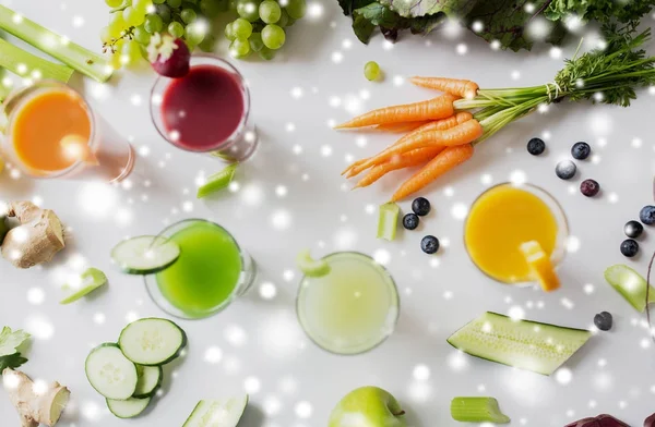 Copos com diferentes sucos de frutas ou vegetais — Fotografia de Stock