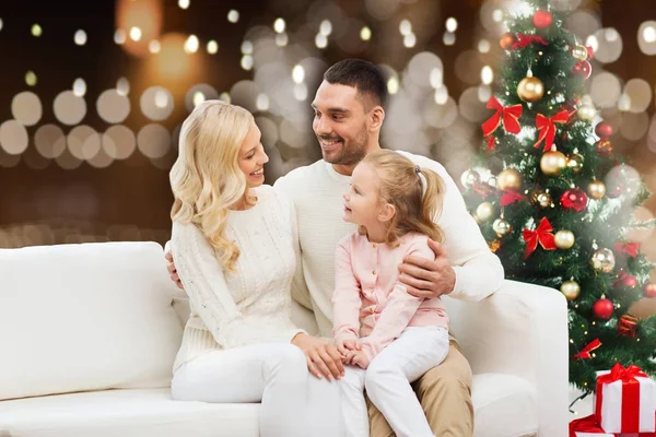Família feliz em casa com árvore de natal — Fotografia de Stock