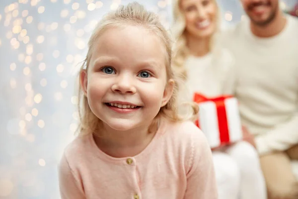 Gelukkig klein meisje bij familie met Kerstmis — Stockfoto