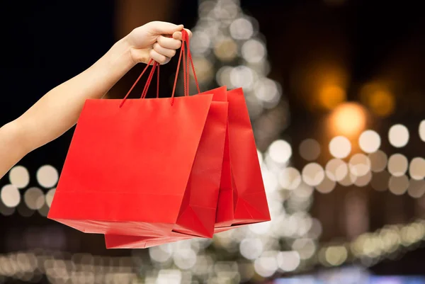 Primo piano con le borse della spesa a Natale — Foto Stock