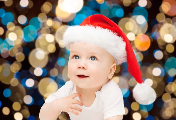 Pequeño niño en sombrero de santa en Navidad —  Fotos de Stock