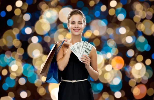 Lächelnde Frau im Kleid mit Einkaufstüten — Stockfoto