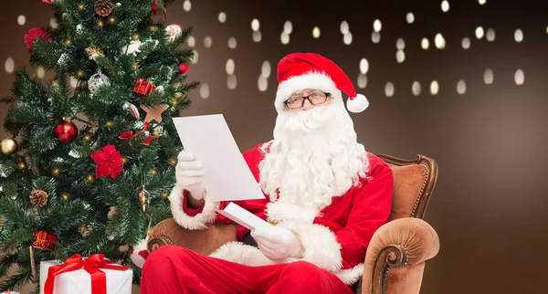 Mann im Kostüm von Weihnachtsmann mit Buchstaben — Stockfoto