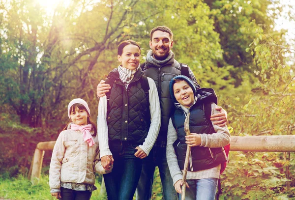 Familia feliz con mochilas senderismo — Foto de Stock