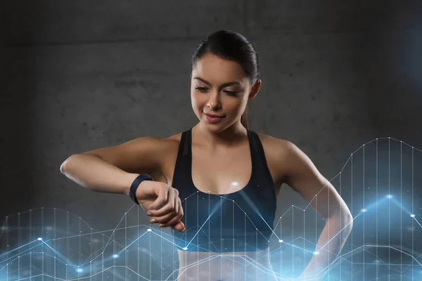 Young woman with heart-rate watch in gym — Stock Photo, Image