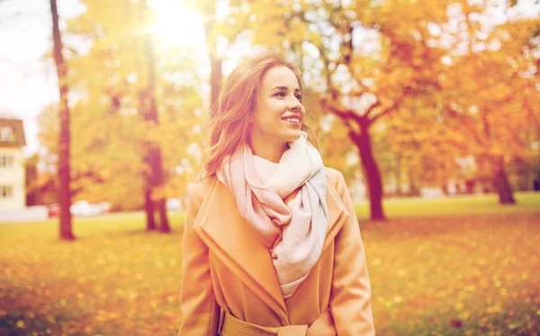 Hermosa mujer joven feliz caminando en el parque de otoño — Foto de Stock