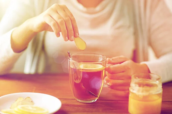 Close up of ill woman drinking tea with ginger — Stock Photo, Image