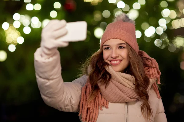 Giovane donna prendendo selfie oltre albero di Natale — Foto Stock