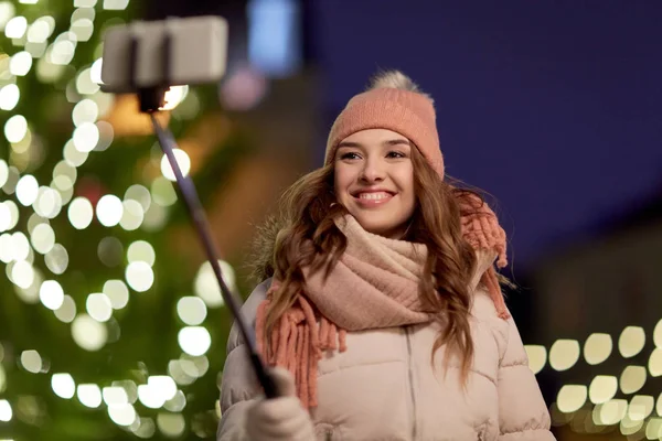 Jovem mulher tomando selfie sobre árvore de Natal — Fotografia de Stock