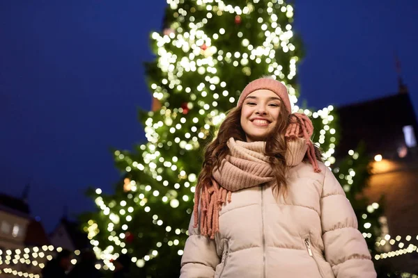 Feliz joven en Navidad en invierno — Foto de Stock