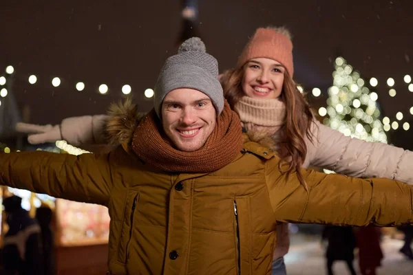 Couple heureux s'amuser au marché de Noël — Photo